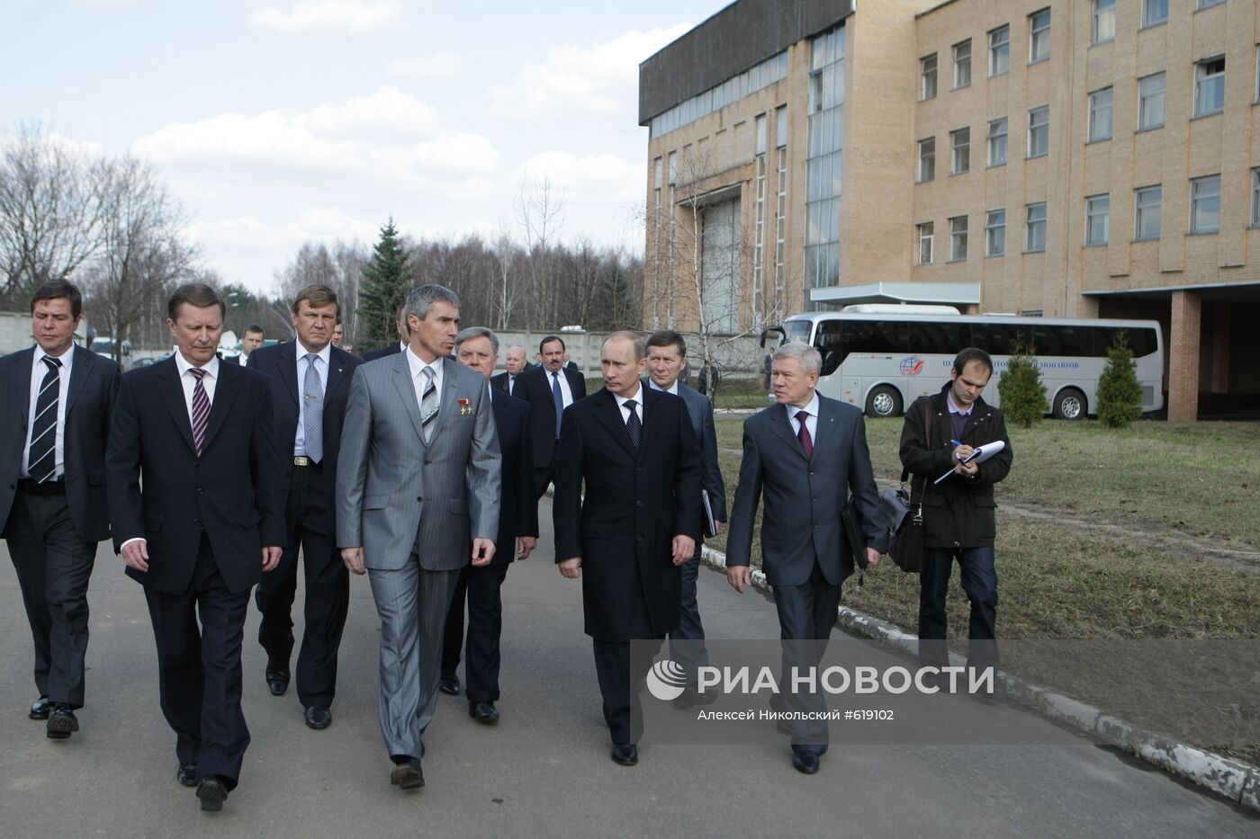 В.Путин посетил ФГБУ "НИИ ЦПК им. Ю. А. Гагарина"