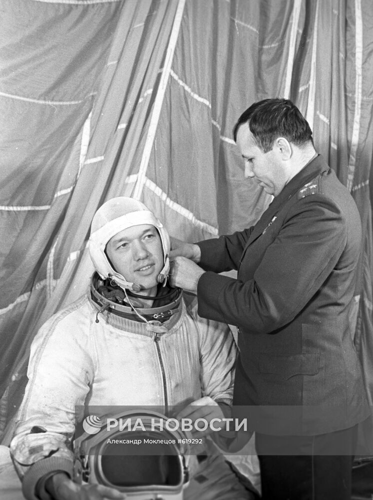 Космонавты Алексей Елисеев и Юрий Гагарин