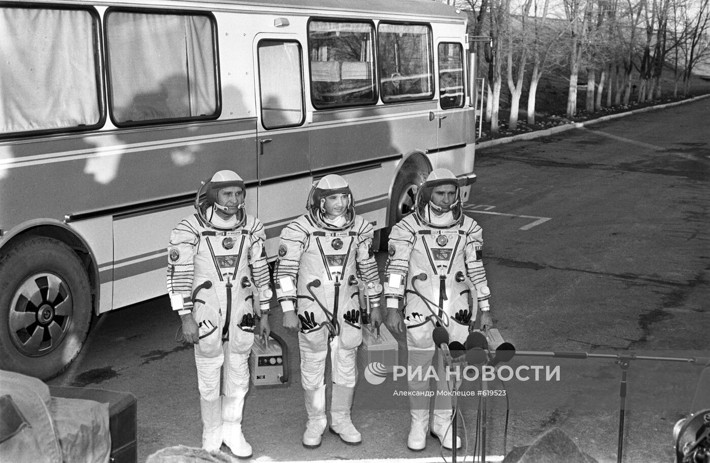 Леонид Кизим, Олег Макаров и Геннадий Стрекалов перед стартом