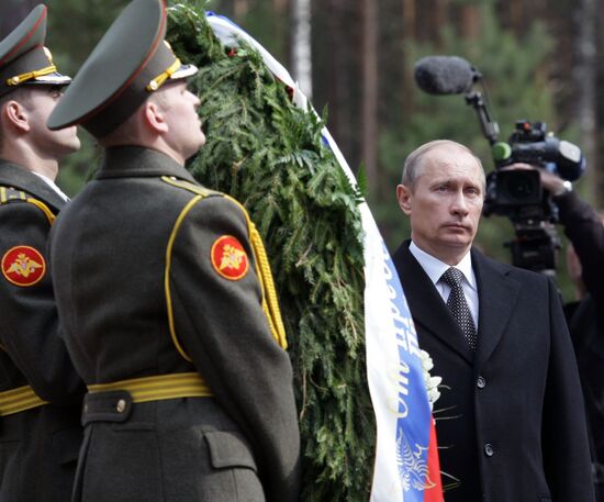Владимир Путин возложил венок у мемориального комплекса "Катынь"