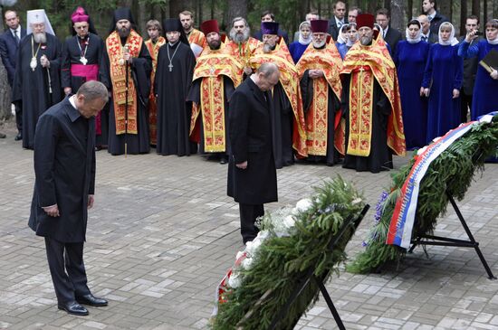 Владимир Путин возложил венок у мемориального комплекса "Катынь"