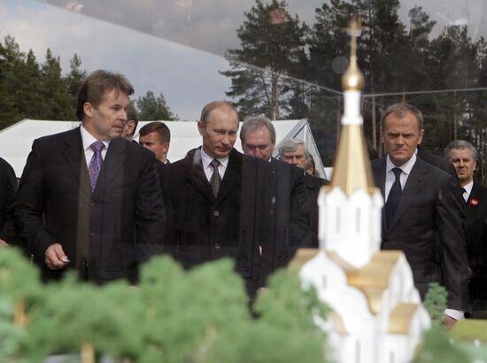 Владимир Путин посетил мемориальный комплекс "Катынь"