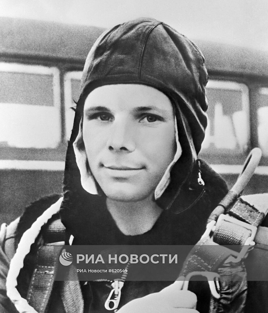 Юрий Гагарин во время парашютной подготовки
