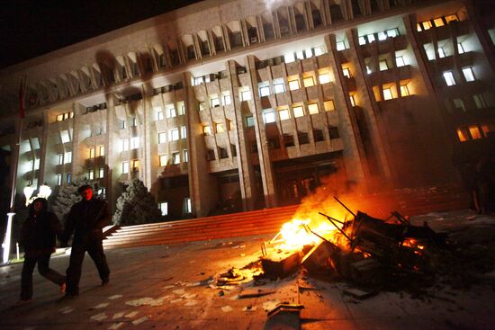 Погром в здании правительства, захваченного силами оппозиции