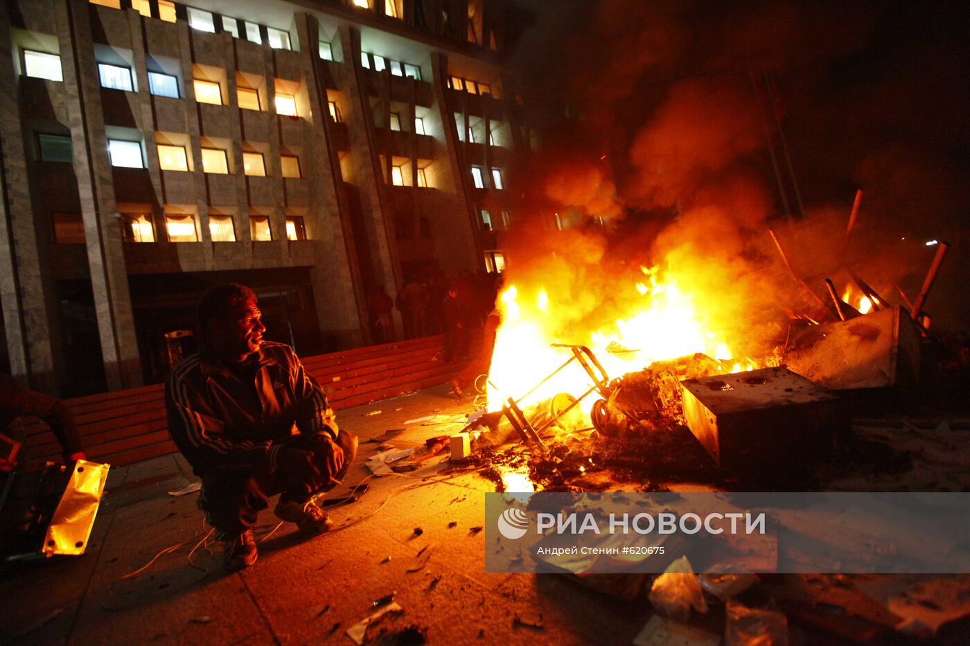 Погром в здании правительства, захваченного силами оппозиции