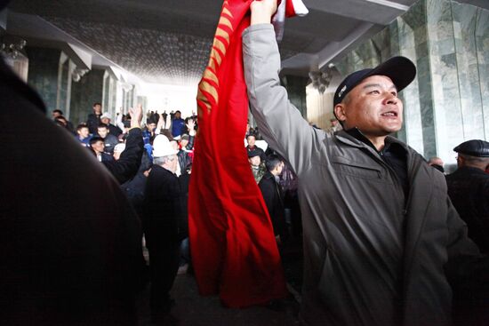 Митингующие в здании Дома правительства в Бишкеке