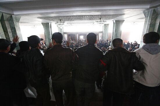 Митингующие в здании Дома правительства в Бишкеке