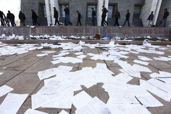 Массовые беспорядки у здания Дома правительства в Бишкеке