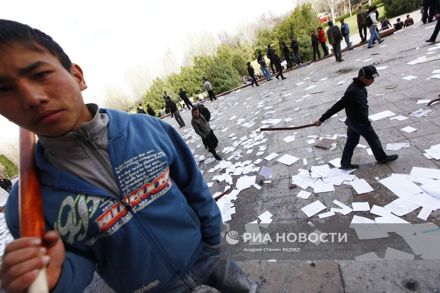 Массовые беспорядки у здания Дома правительства в Бишкеке