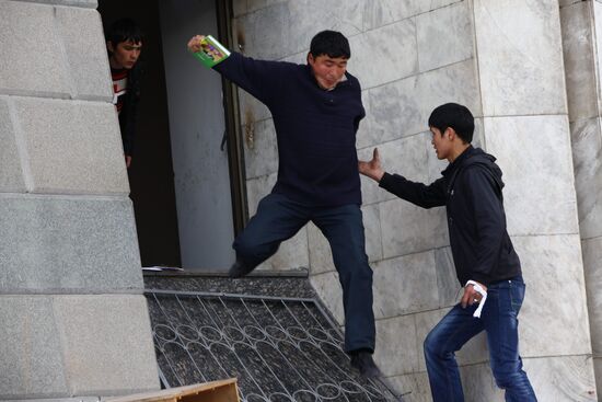Массовые беспорядки у здания Дома правительства в Бишкеке