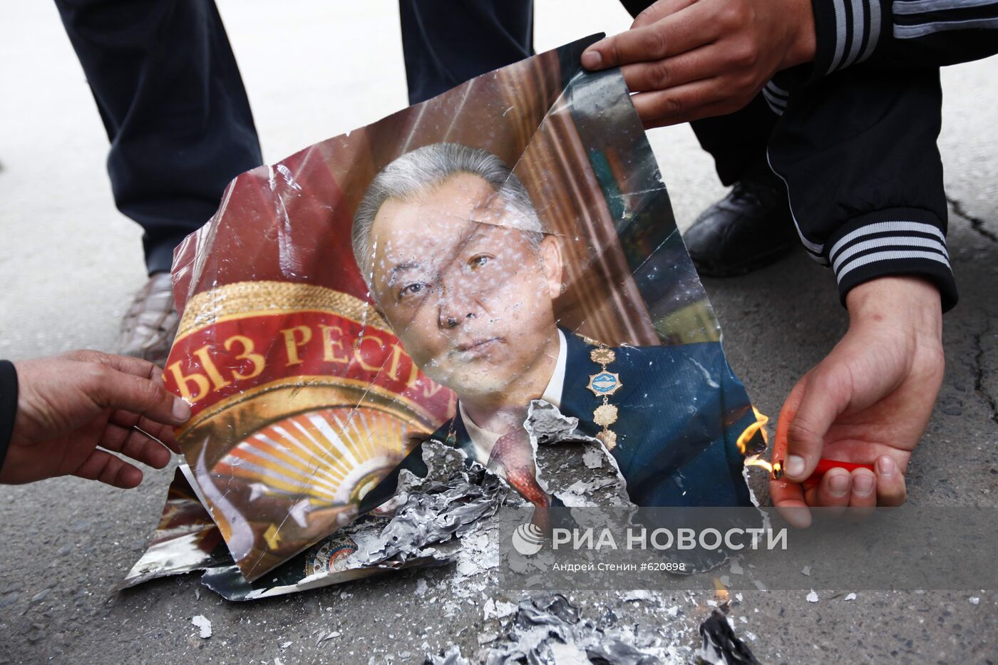 Митингующие сжигают портрет Курманбека Бакиева