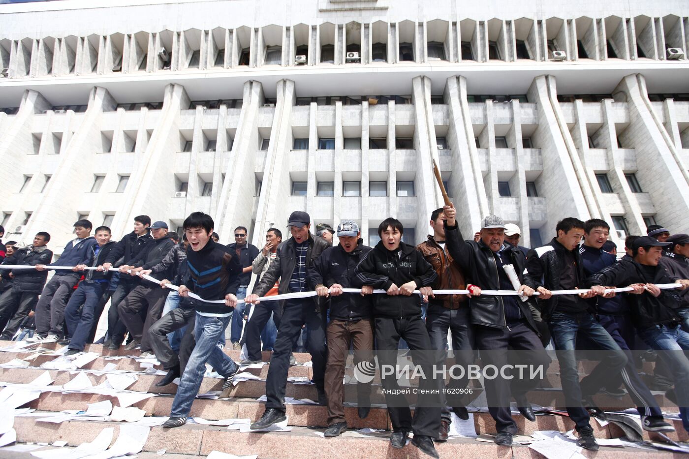 Митингующие у здания Дома правительства в Бишкеке