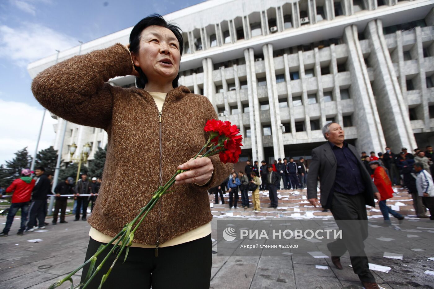 У здания Дома правительства в Бишкеке