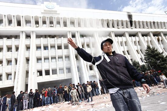 Митингующие у здания Дома правительства в Бишкеке