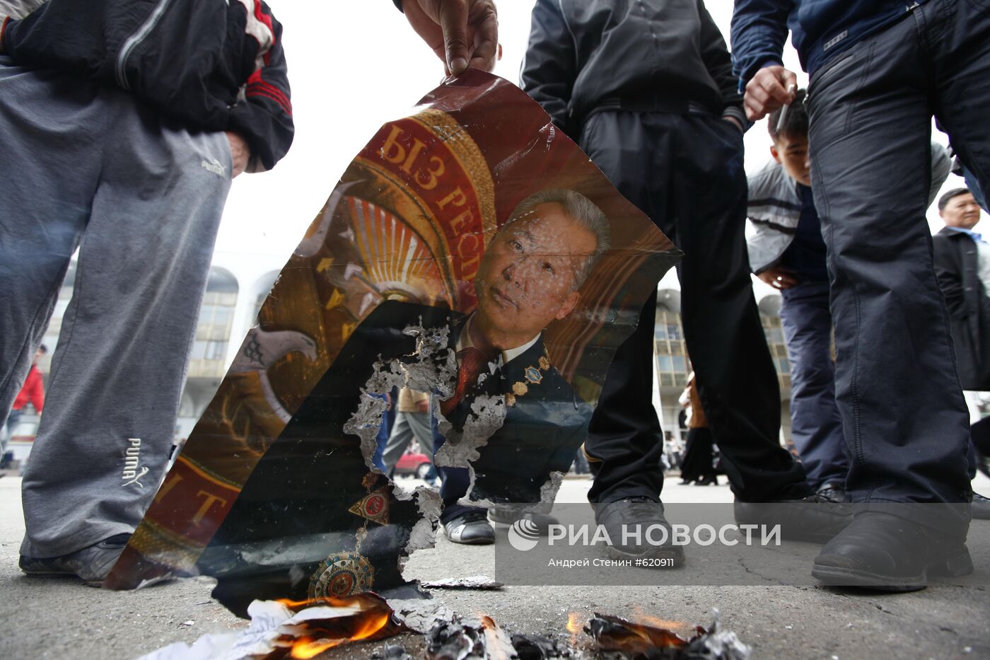 Митингующие сжигают портрет Курманбека Бакиева