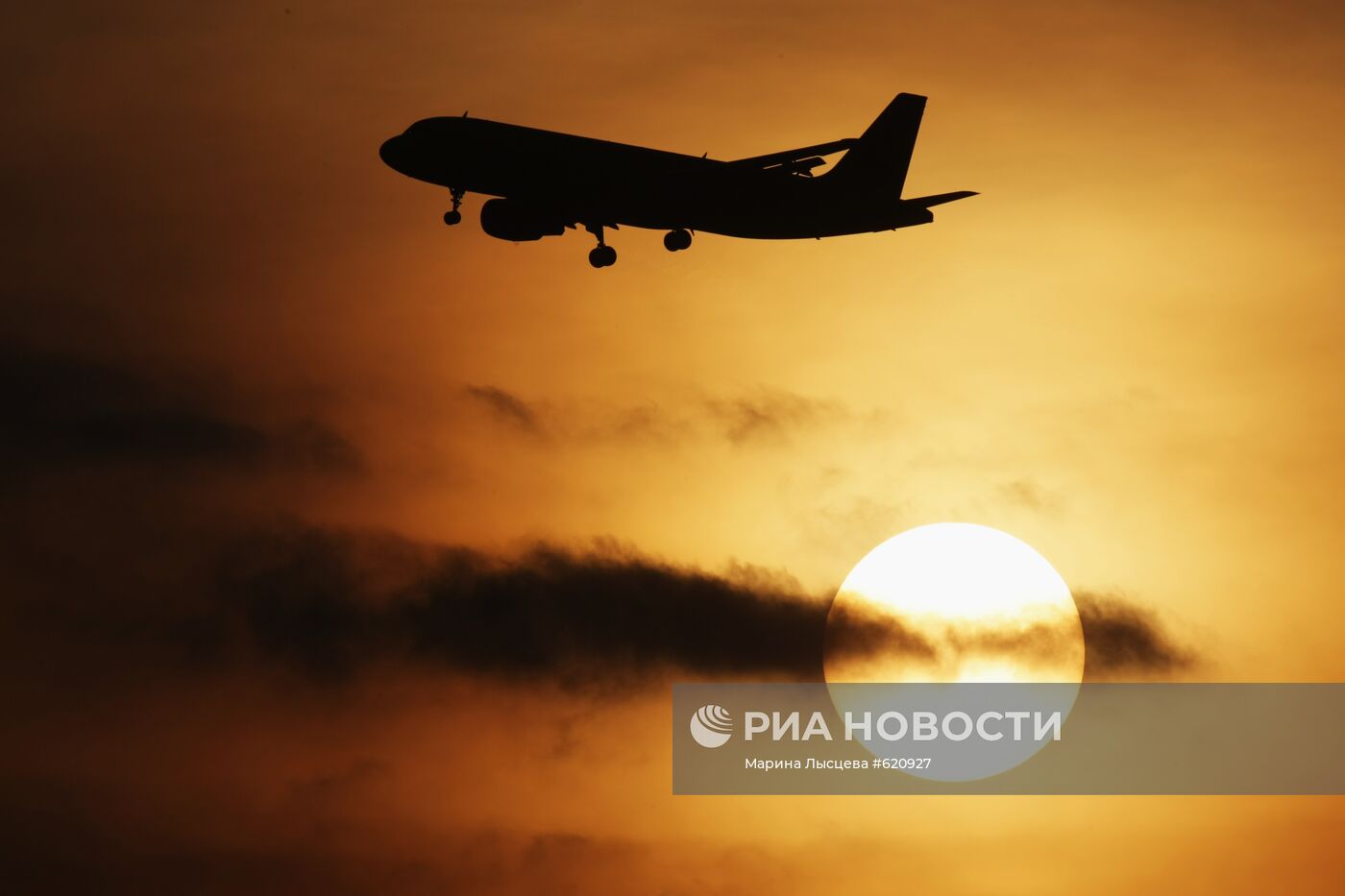 Самолет Airbus-320 в аэропорту "Домодедово"