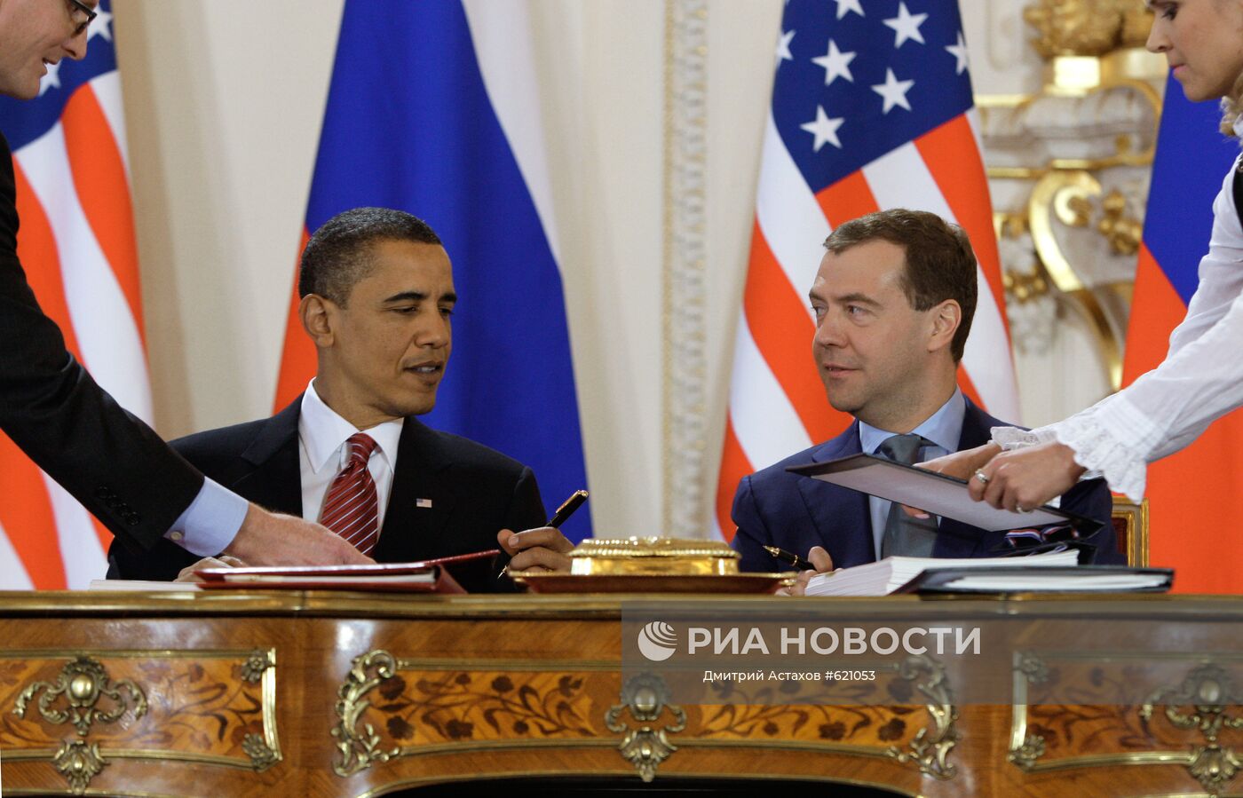 Прага подписание договора снв 3. Обама Медведев СНВ-3. СНВ-3 договор между Россией и США. Обама и Медведев СНВ подписание.