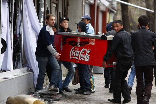 Владельцы магазина выносят уцелевшие вещи