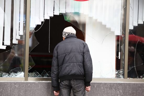 Разгромленный мародерами магазин в Бишкеке