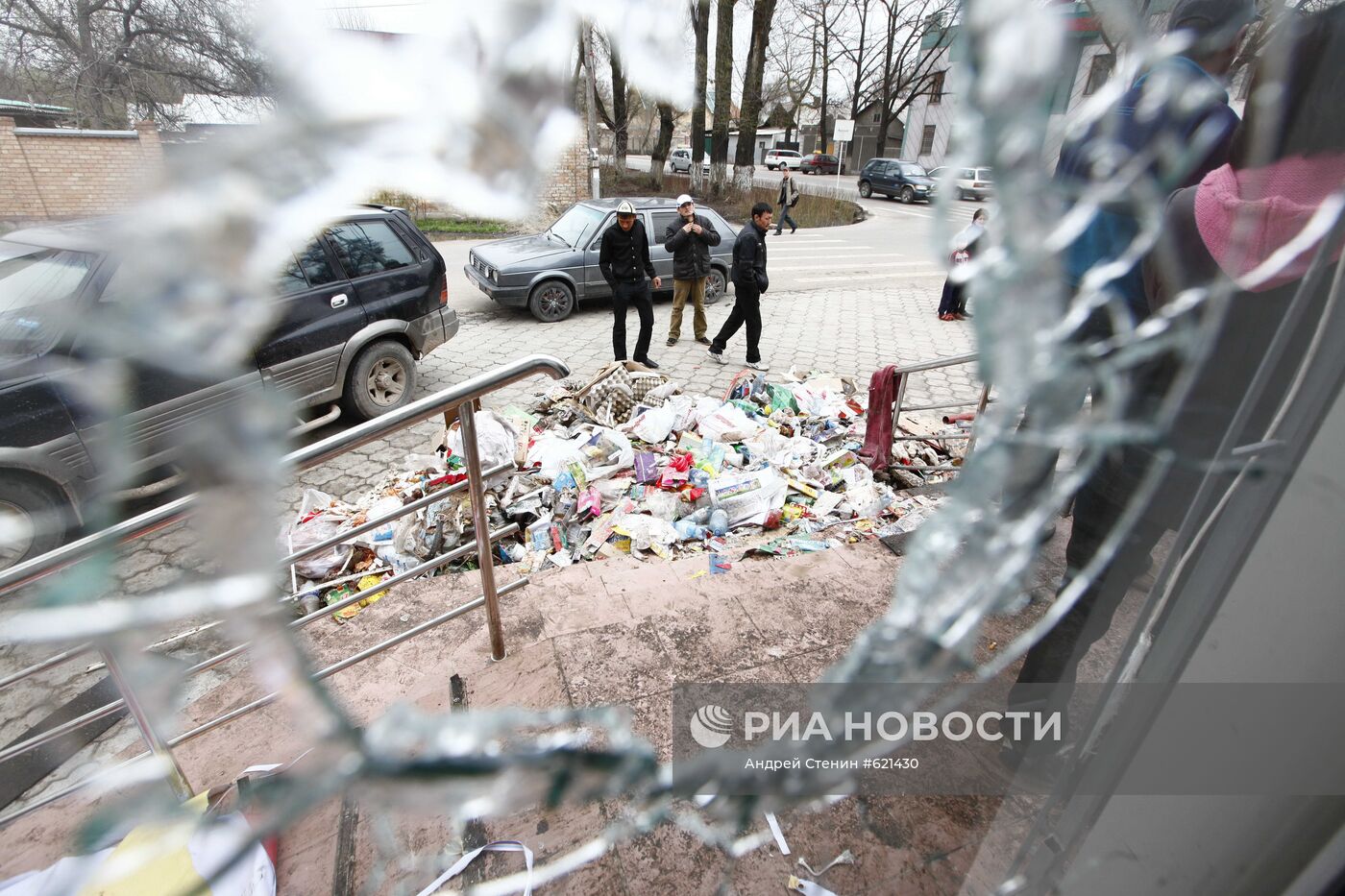 Разбитая витрина одного из магазинов города Бишкека