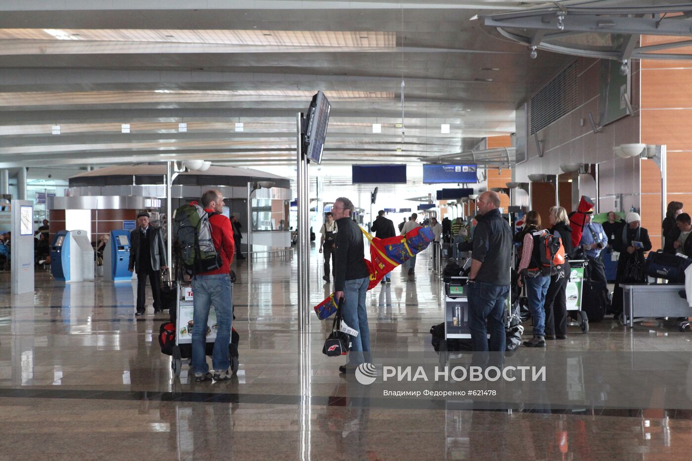 В зале ожидания терминала "Д" в аэропорту "Шереметьево"