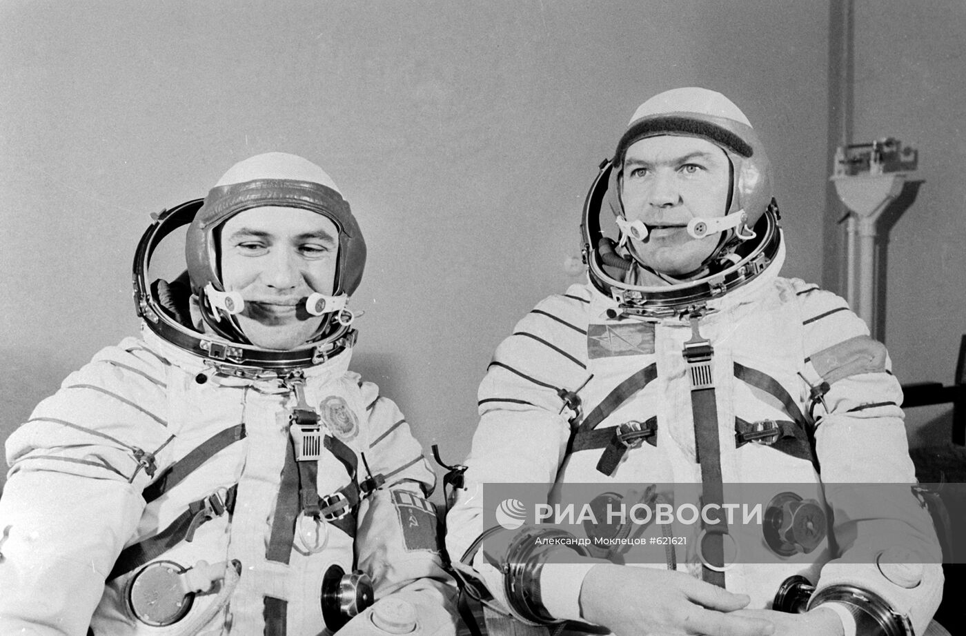 Летчики-космонавты СССР Леонид Попов и Валерий Рюмин