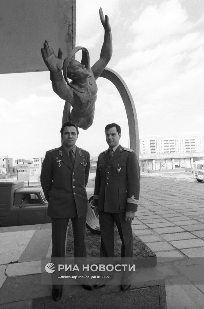 Космонавты Л. И. Попов и Д. Д. Прунариу