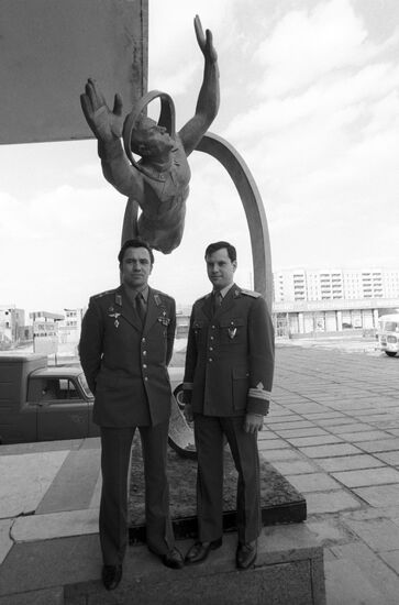 Космонавты Л. И. Попов и Д. Д. Прунариу