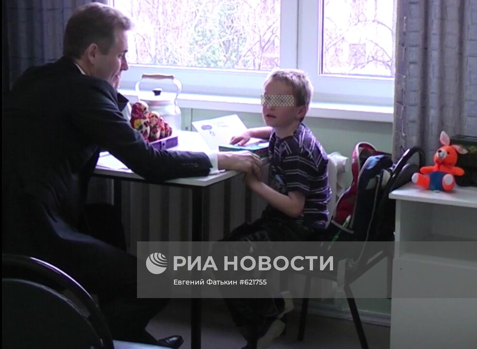 Семилетний мальчик Артем Савельев и Павел Астахов