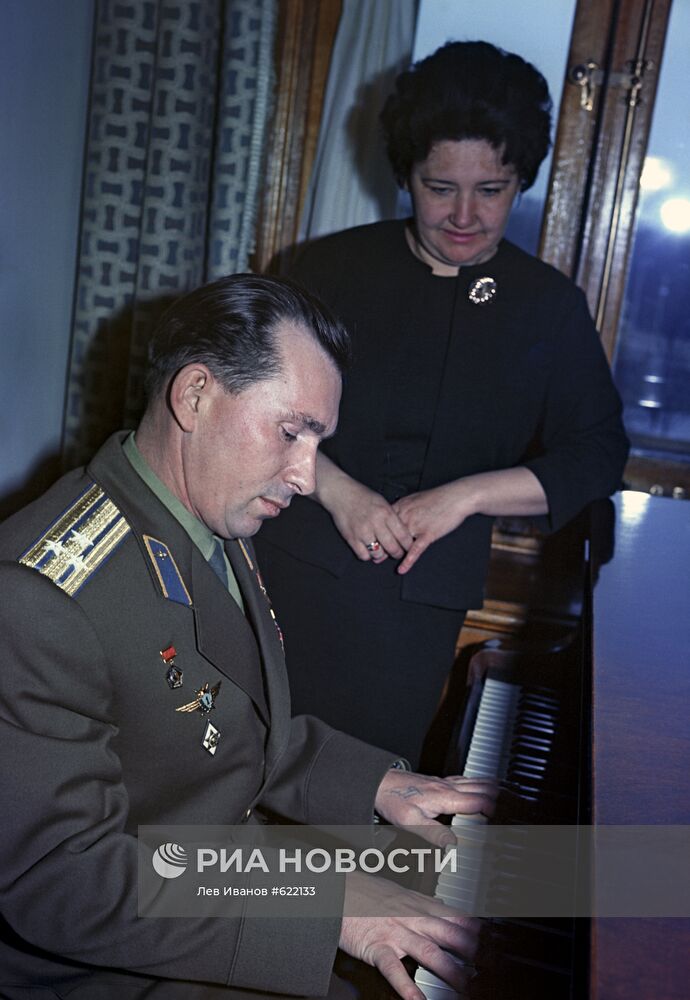 Космонавт П. И. Беляев с женой