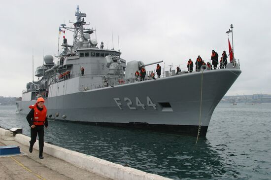 Турецкий фрегат "Барбарос" в порту "Севастополь"