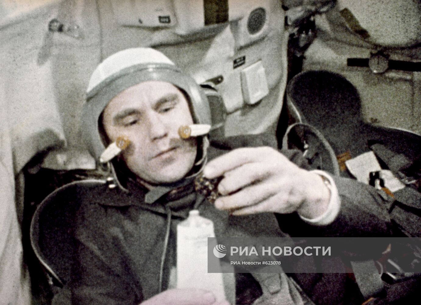 Владимир Шаталов на борту корабля "Союз-4"
