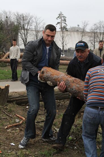 Виталий Кличко принял участие в акции по посадке деревьев