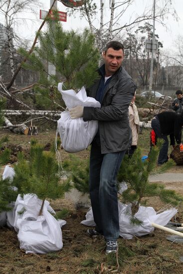 Виталий Кличко принял участие в акции по посадке деревьев