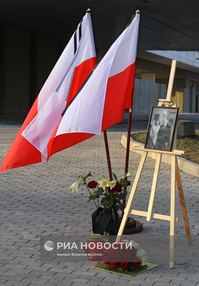 Цветы у посольства Польши в Москве
