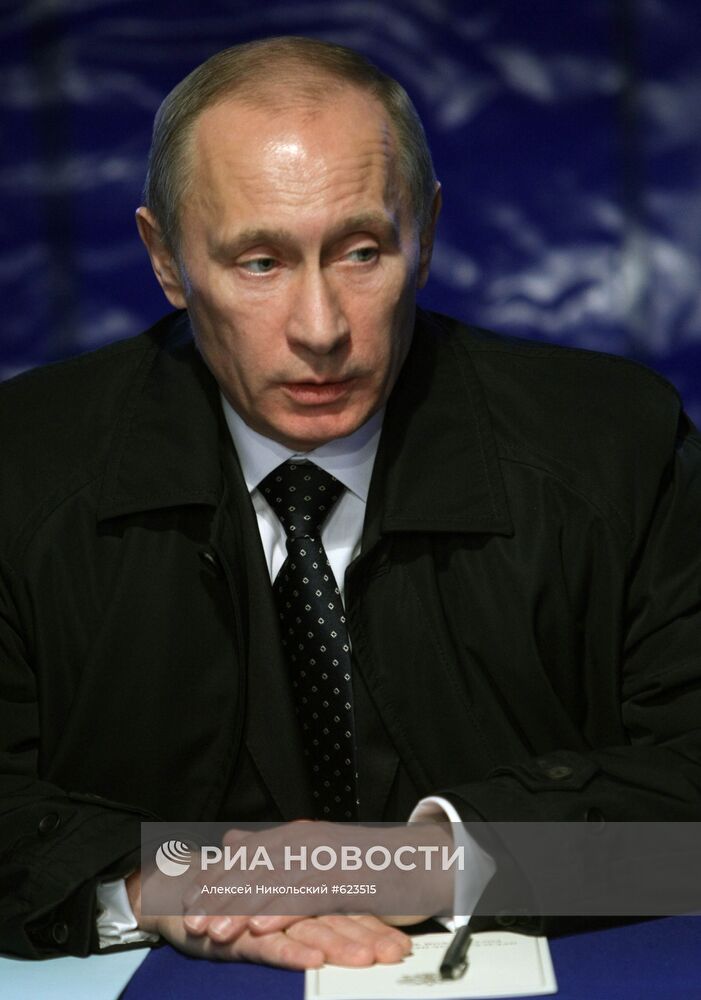 Владимир Путин провел совещание на аэродроме под Смоленском
