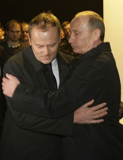Премьер-министры РФ и Польши посетили место крушения Ту-154