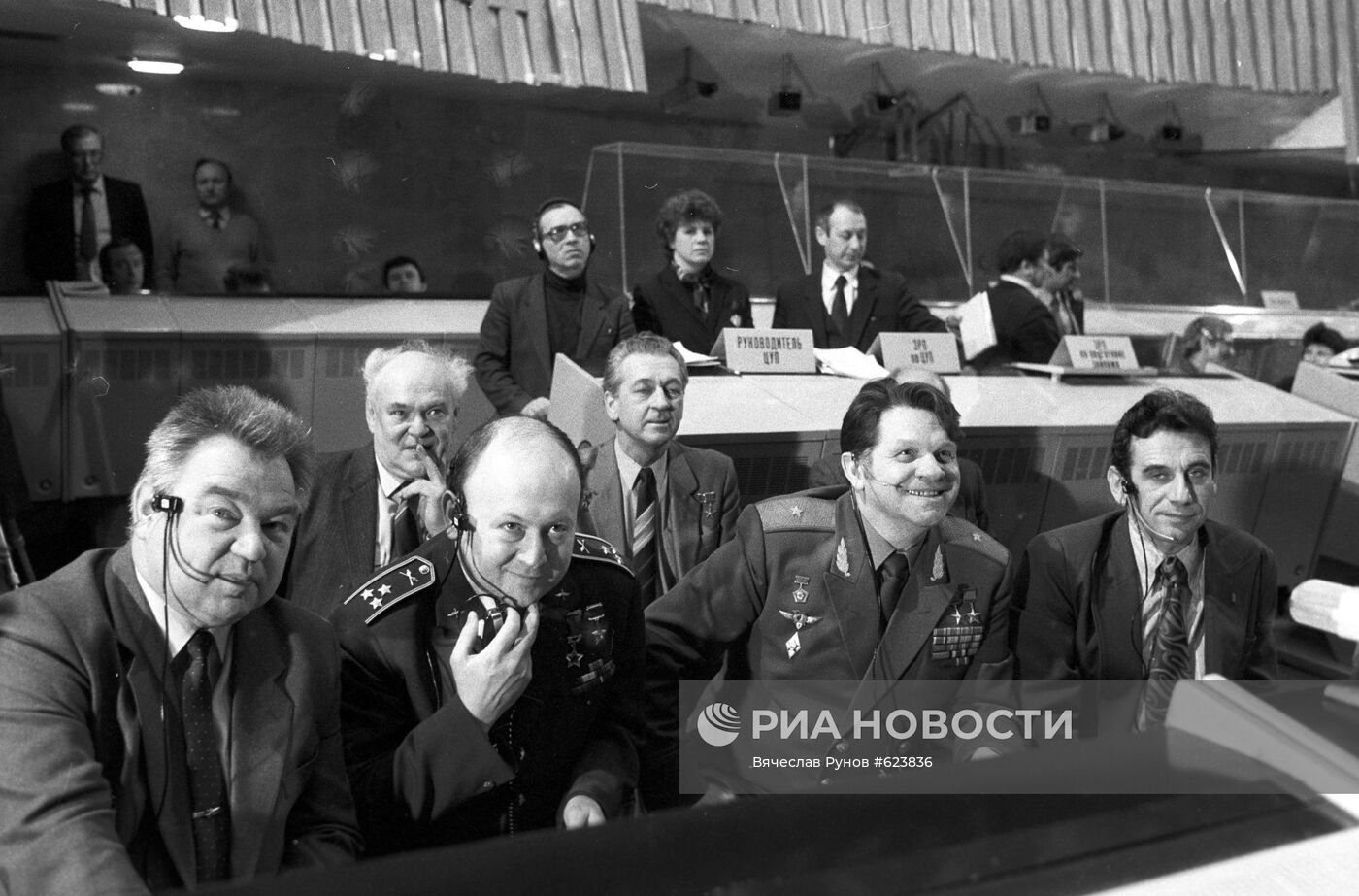 Група летчиков-космонавтов за круглым столом