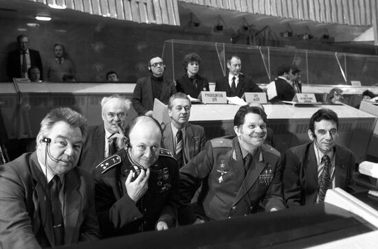 Група летчиков-космонавтов за круглым столом