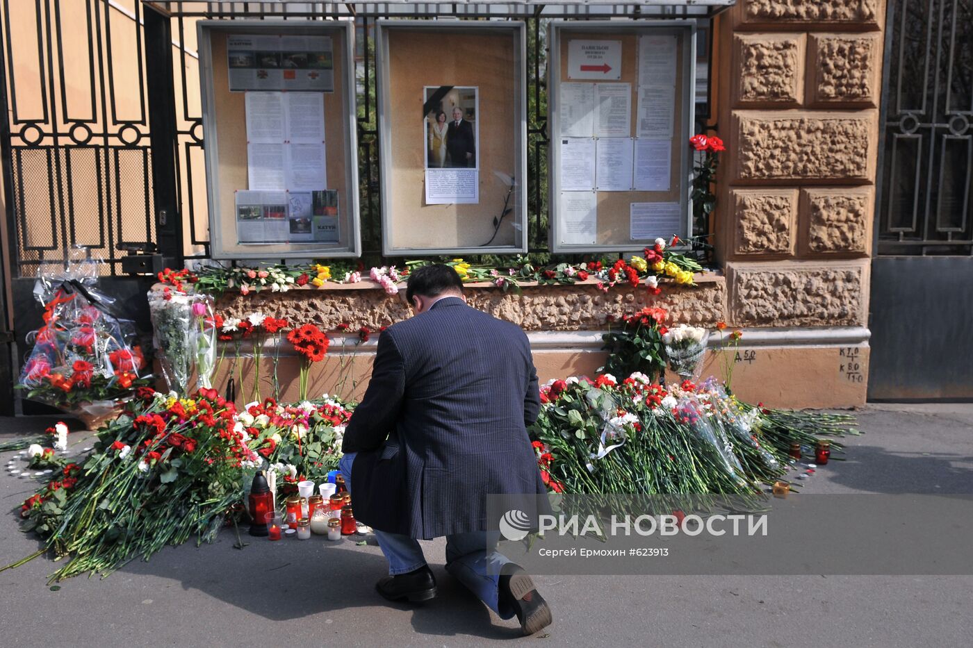 Соболезнования россиян у посольства Польши в Санкт-Петербурге