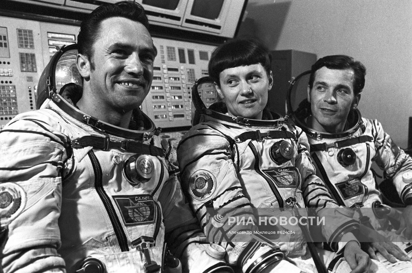 Члены экипажа космического корабля "Союз Т-7"