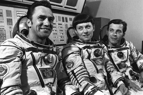 Члены экипажа космического корабля "Союз Т-7"