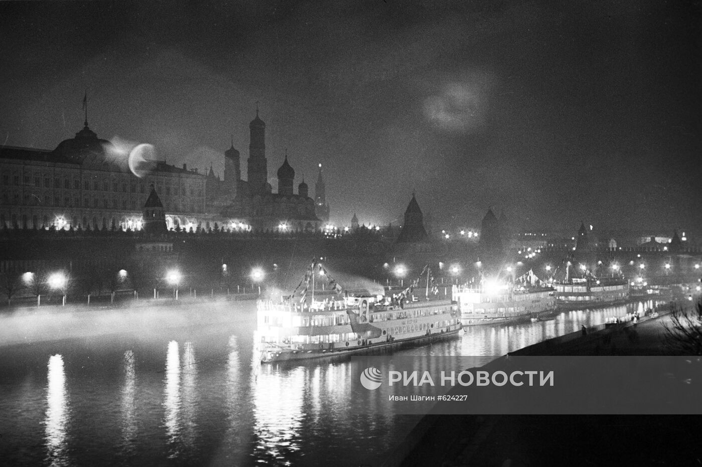 Первые пароходы пришедшие с Волги по каналу Москва-Волга