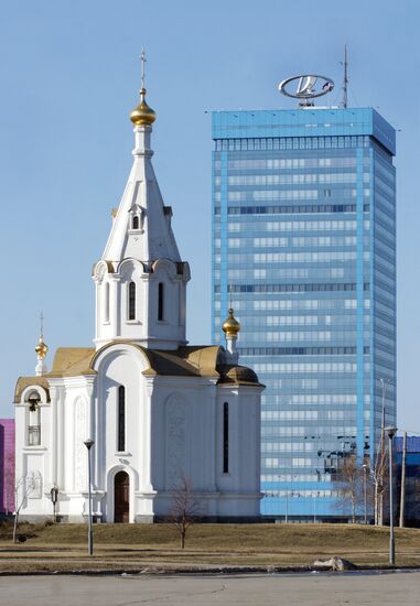 Храм Святого Архистратига Божия Михаила и здание ОАО "АВТОВАЗ"