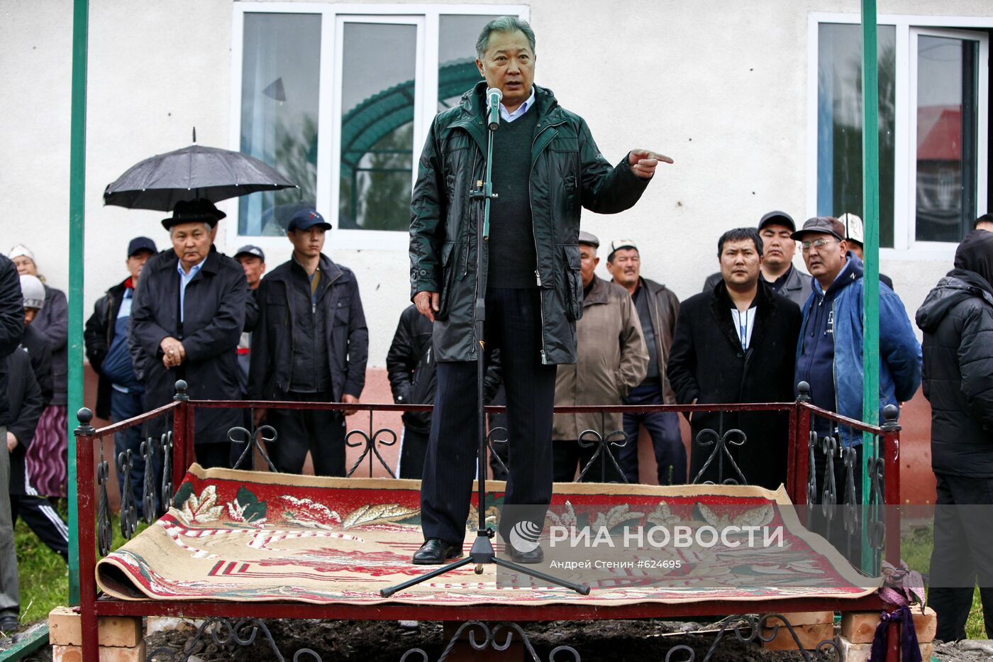 Курманбек Бакиев на митинге своих сторонников