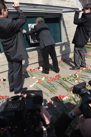 Москвичи возложили цветы у посольства Польши в Москве