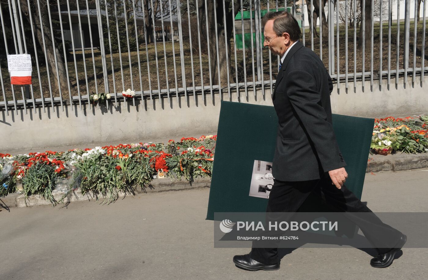 Москвичи возложили цветы у посольства Польши в Москве
