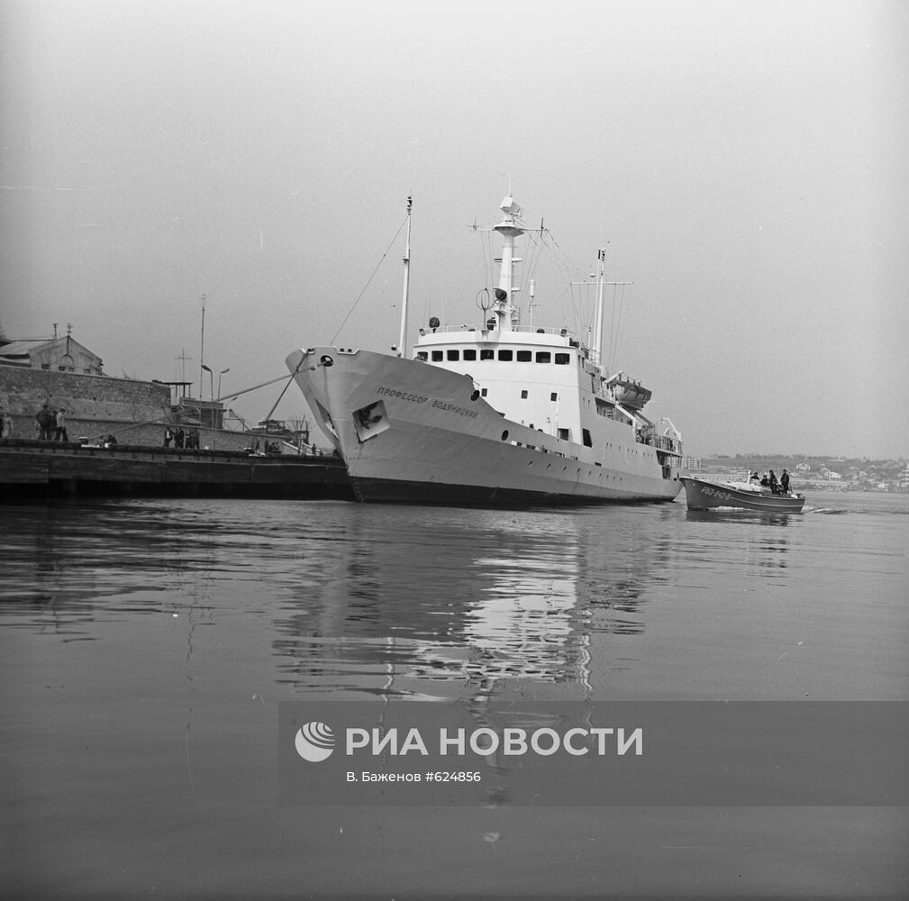 Научное судно "Профессор Водяницкий"