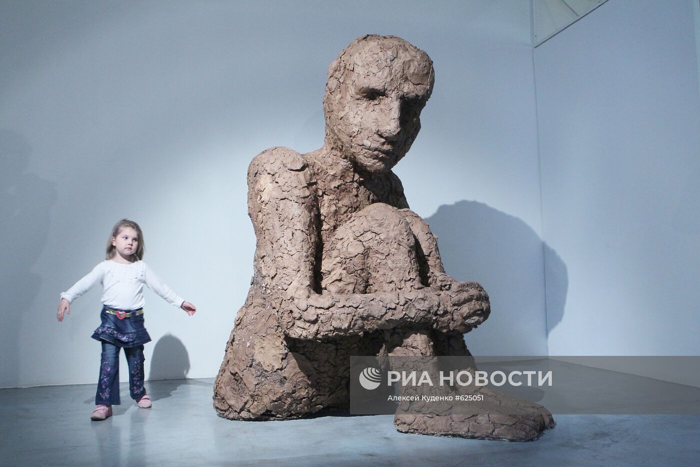 Юная посетительница на выставке Андрея Кузькина