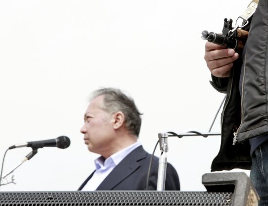 Курманбек Бакиев на митинге своих сторонников